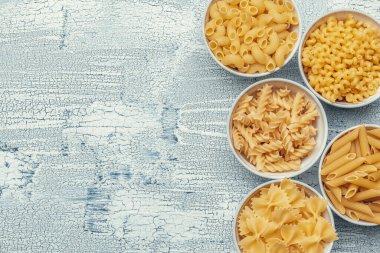 Masada farklı makarna tipleri var..