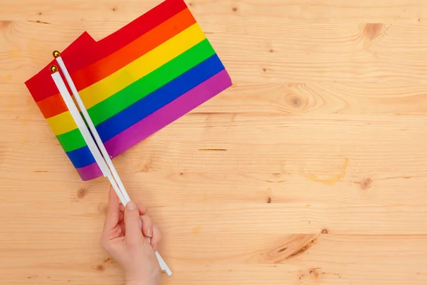 Banderas de la comunidad LGBT en una mano — Foto de Stock