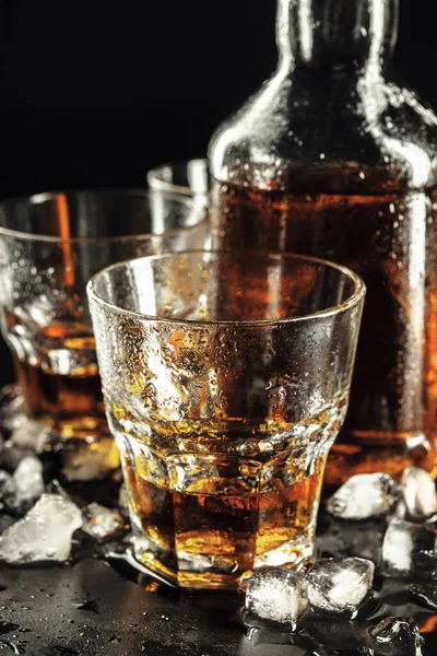 Bir bardak viski ve bir sürahi. — Stok fotoğraf
