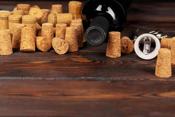 Corchos de vino con sacacorchos en mesa de madera — Foto de Stock
