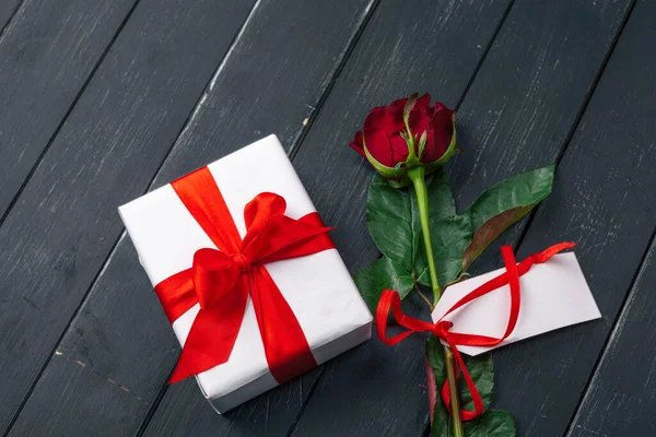 Día de San Valentín. Rosas rojas y caja de regalo en mesa de madera — Foto de Stock