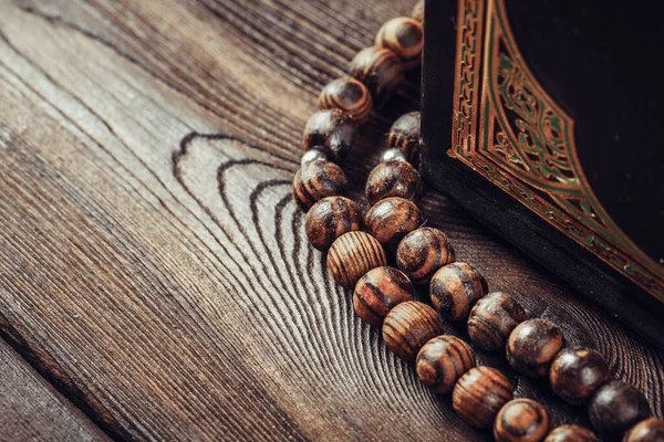 Libro sagrado islámico sobre mesa de madera. De cerca. . — Foto de Stock