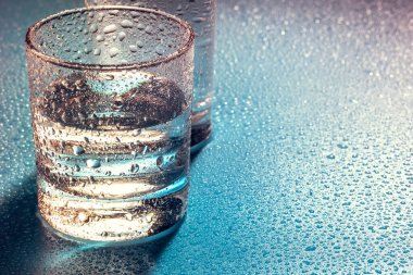 Bir bardak su. Makro fotoğraf. Kapat..