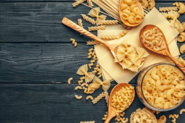 Kaşıklar üzerinde çeşitli makarna. Makro fotoğraf. Kapat..