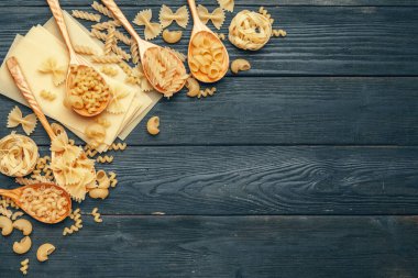 Kaşıklar üzerinde çeşitli makarna. Makro fotoğraf. Kapat..