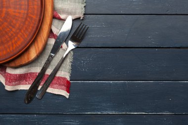 Boş tabak ve havlu ahşap masa arka planında. Kapat..