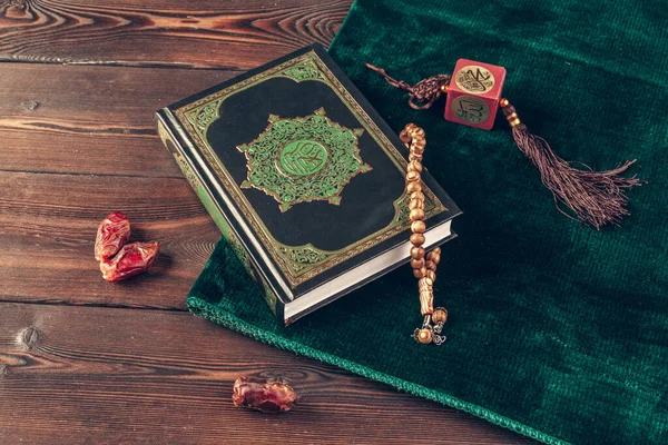 Islamisches heiliges Buch auf Holztisch. Nahaufnahme. — Stockfoto