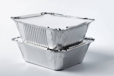 Beyaz arka planda servis yemeği olan folyo yemek kutusu