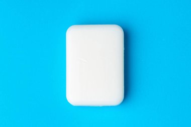 Mavi arka planda el yıkama sabunu..