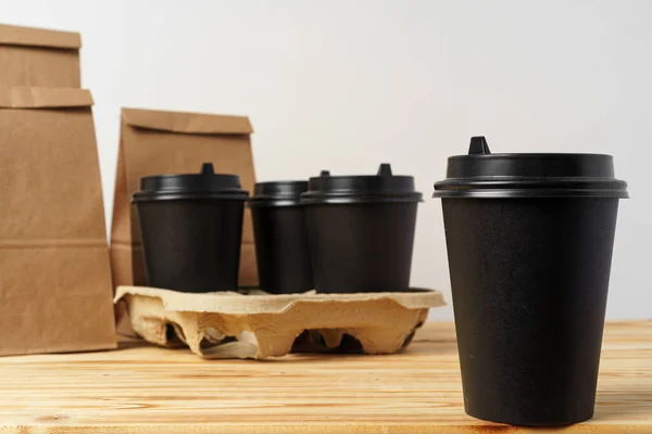 Sacos de papel com levar comida e copos de café recipientes — Fotografia de Stock