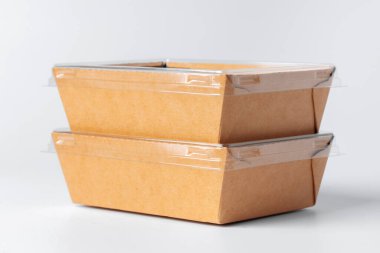 Karton kahverengi yiyecek paketi beyaz arka planda izole edildi