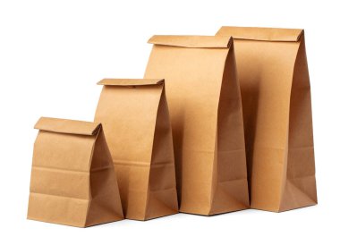 Beyaz arkaplanda kahverengi el işi kağıt paket şablonu