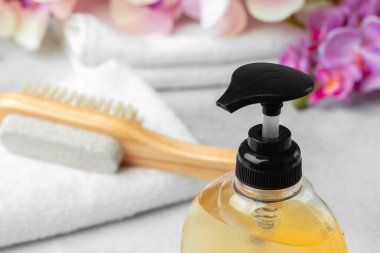 Sıvı sabun ya da otel banyosunda vücut losyonu.