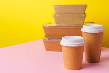 Paket yemek konsepti. Kahve fincanının içinde biraz yiyecek var.