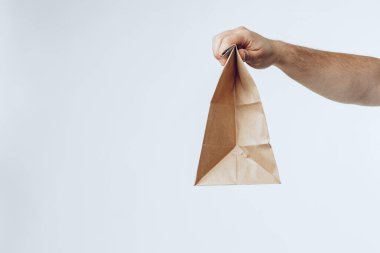 Kurye elleri paketlenmiş yiyecek dağıtımı yapıyor.