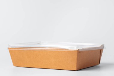 Gri arkaplanı plastik kaplı kağıt kullan-at kutu, boşluğu kopyala