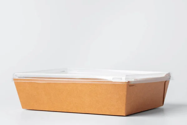 Створення одноразової коробки з пластиковою обкладинкою на сірому фоні, простір для копіювання — стокове фото