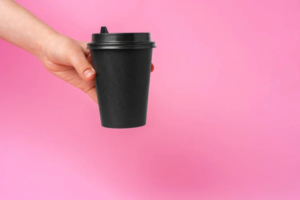 Coffee delivery. Human hand holding takeaway coffee cup — Stock Photo, Image