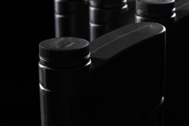 Motor yağı şişesi siyah arka planda, kapat..