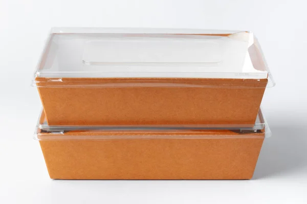 Tekturowe brązowe pudełko z żywnością izolowane na białym tle — Zdjęcie stockowe