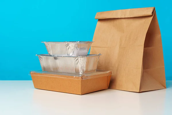Surtido de varios recipientes de entrega de alimentos en la mesa —  Fotos de Stock