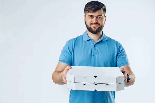 Mensajero de entrega de alimentos con pedido en fondo gris — Foto de Stock