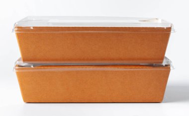 Karton kahverengi yiyecek paketi beyaz arka planda izole edildi