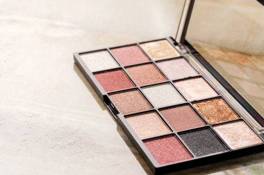 Yeni mat göz farı rengarenk tonları paletini kapat.