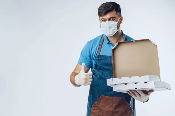Pizza delivery man in medical gloves and mask. Safe service while coronavirus covid-19 outbreak — Stock Photo, Image