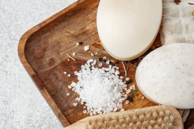 Masanın üzerinde doğal malzemeler olan sabun çubukları.
