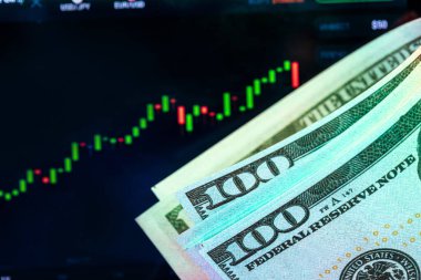 Fiyat tablosu olan bir monitörün önünde dolar. Eski ve ticaret.