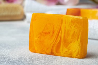 El yapımı, masada doğal organik sabun. Spa ürünleri.