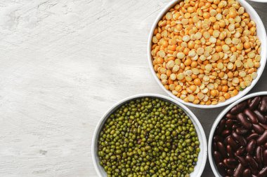 Beyaz taş masadaki fasulye çeşitleri, kapatın..