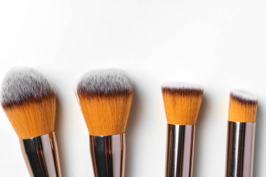 Makyaj fırçaları beyaz arkaplanda izole edilmiş, kapat