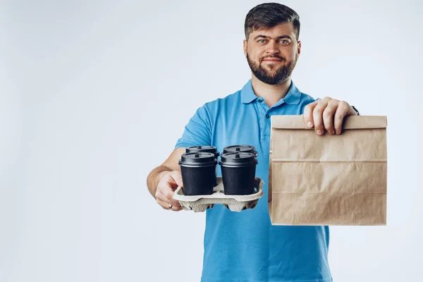 Mensajero de entrega de alimentos con pedido en fondo gris — Foto de Stock