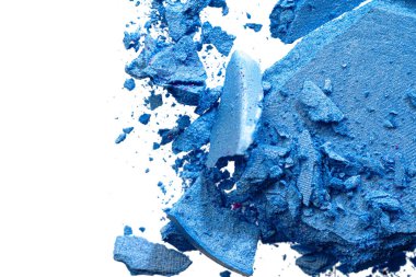 Göz makyajı için ezilmiş gözkapakları beyaza izole edilmiş.