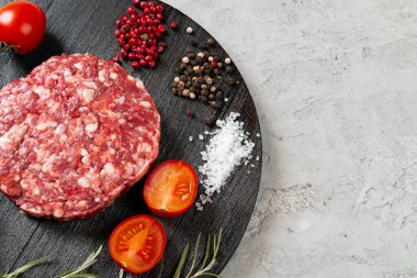 Masada baharat ve domatesli taze ev yapımı pirzola.