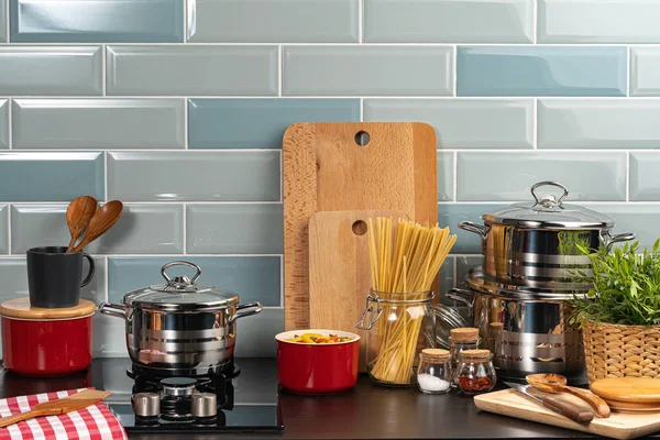 Esparguete seco em um balcão de cozinha com utensílios de cozinha — Fotografia de Stock