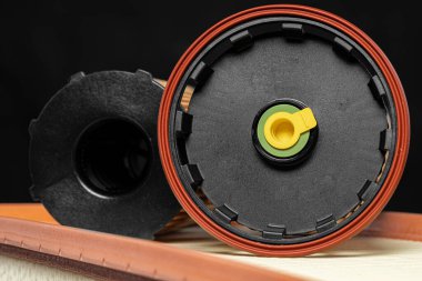 Araba motoru filtresi koyu arkaplanda, kapat.