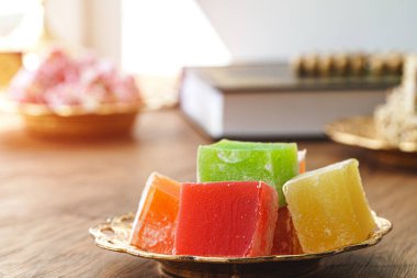 Türk tatlıları metal bir doğu tabağında