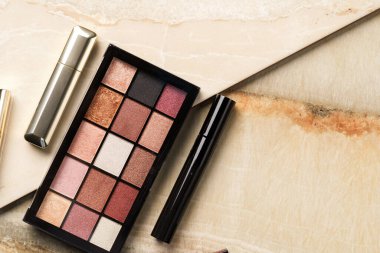 Yeni mat göz farı rengarenk tonları paletini kapat.