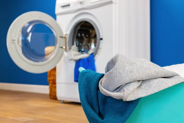 Lavadora con lavadero sobre fondo de pared azul — Foto de Stock
