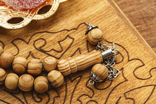 东方宗教的珠子靠在一张木制桌子上 — 图库照片