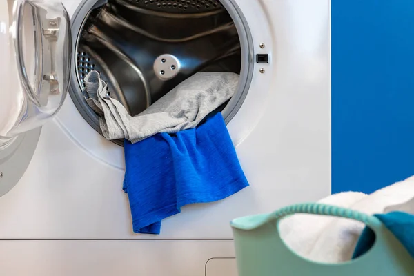 Lavadora con lavadero sobre fondo de pared azul — Foto de Stock