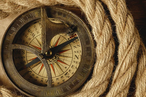 Lodní lano a kompas na dřevěném pozadí — Stock fotografie
