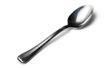 Çatal bıçaklı tatlı kaşığı beyaz arka planda izole edilmiş.