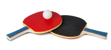 Beyaz arka planda izole edilmiş iki ping pong raketi.