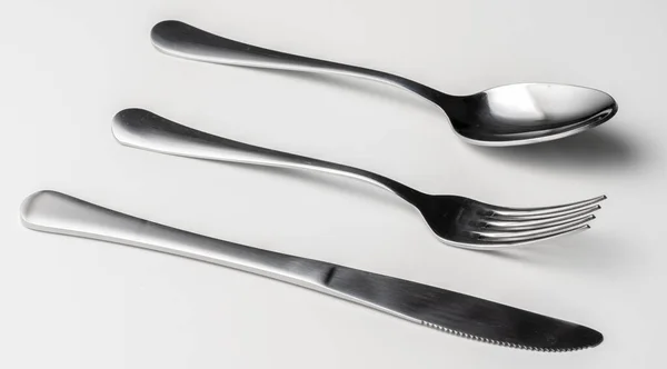Colher, garfo e faca sobre um fundo branco — Fotografia de Stock