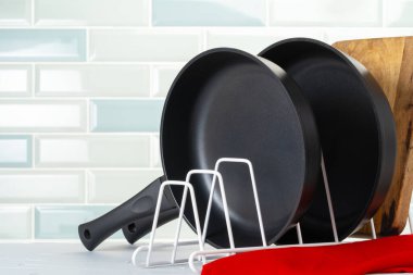 Mutfak tezgahında temiz ve kuru yemek kalıpları.