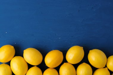 Klasik mavi arkaplan üzerine limon, üst görünüm